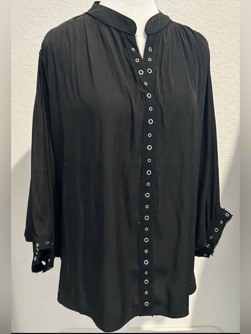 Chico's Women’s Black W Gold Grommet Trim Batwing Blouse Size 2 Relaxed V-neck